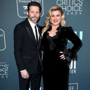 Kelly Clarkson Gets Choked Up Christmas Brandon Blackstock Divorce