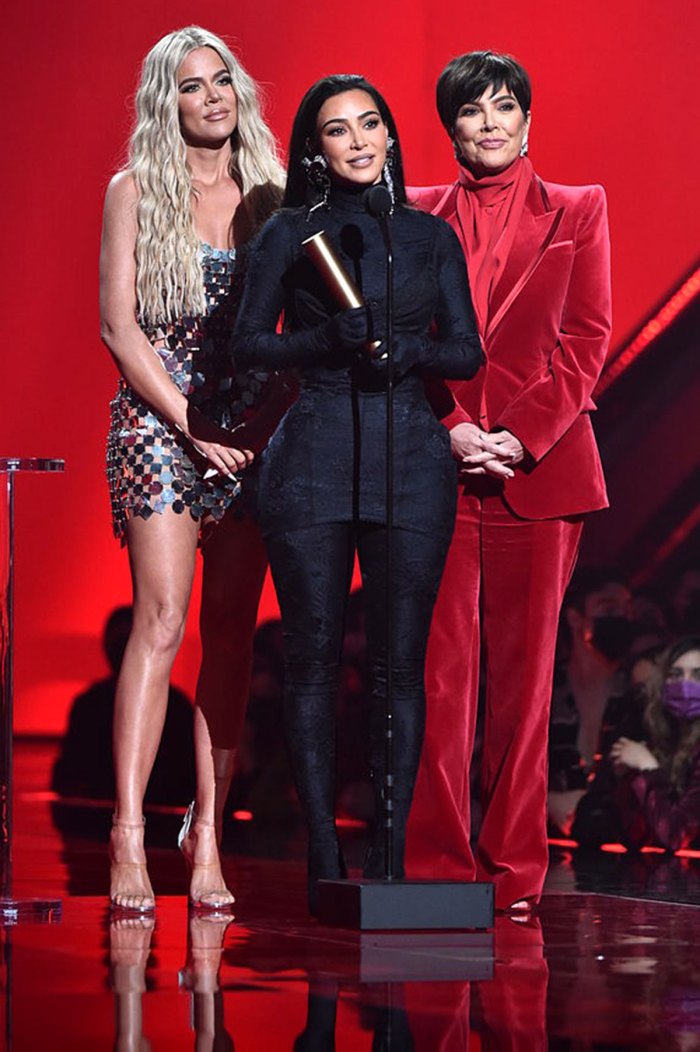 Khloe Kardashian se presentó en los premios People's Choice Awards Cameras 2021 Peoples Choice Awards 2