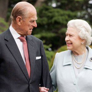 Queen Elizabeth Christmas Brooch Is Making Internet Teary Prince Phillip