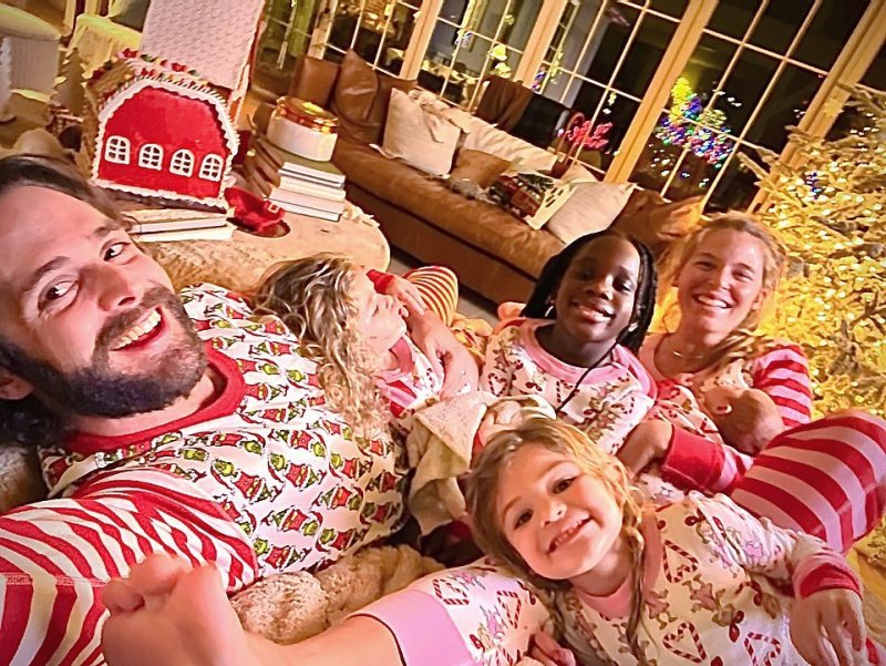 Thomas Rhett and Lauren Akins Take ‘1st Christmas Selfie as a Family of 6'