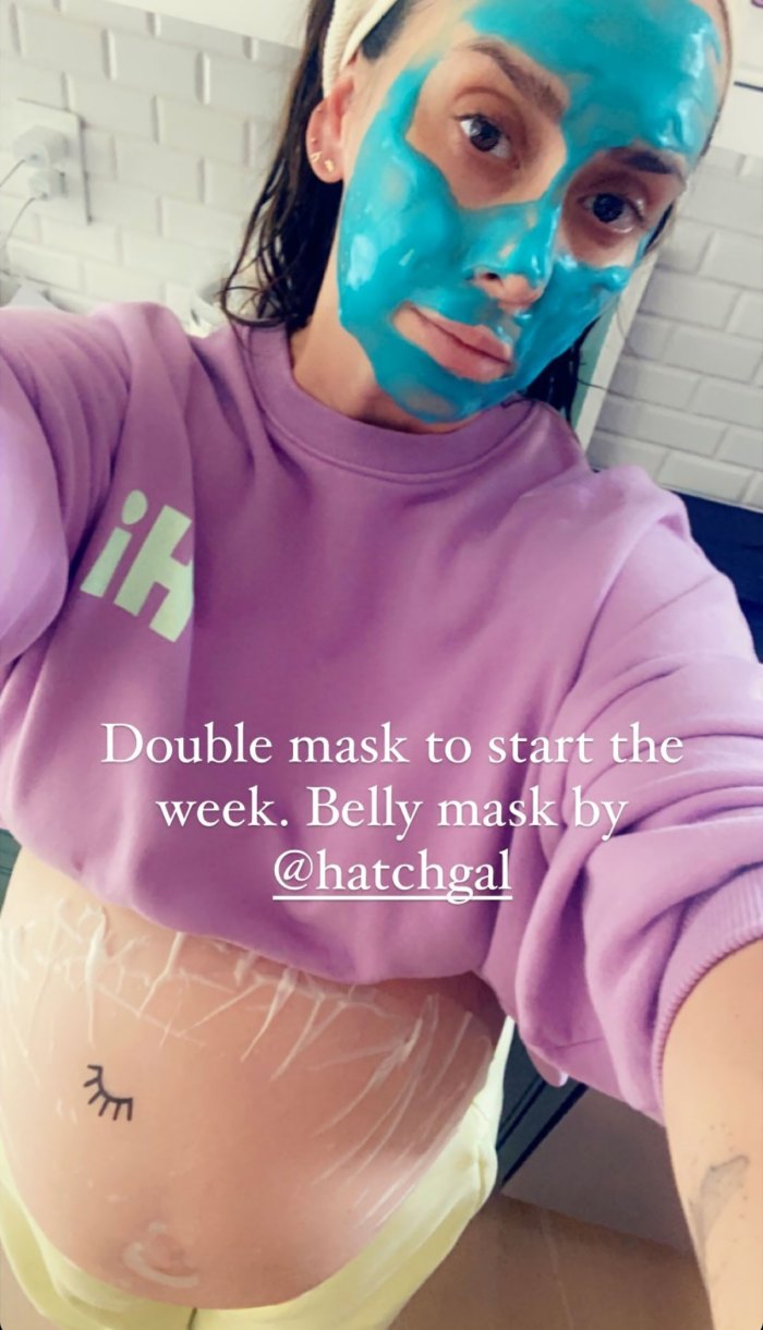 Jennifer Love Hewitt belly mask