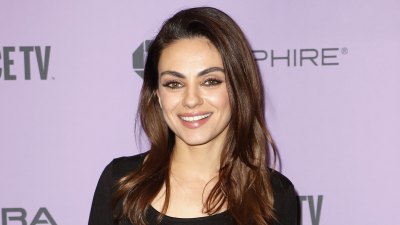 mila-kunis-jeans-sneakers-style