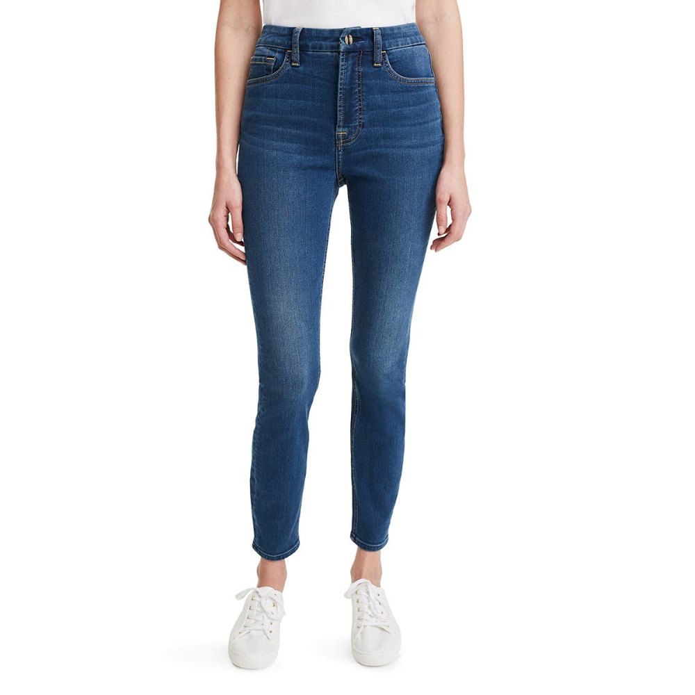 Mila Kunis Wears JEN7 Jeans, Allbirds Sneakers: Get the Look