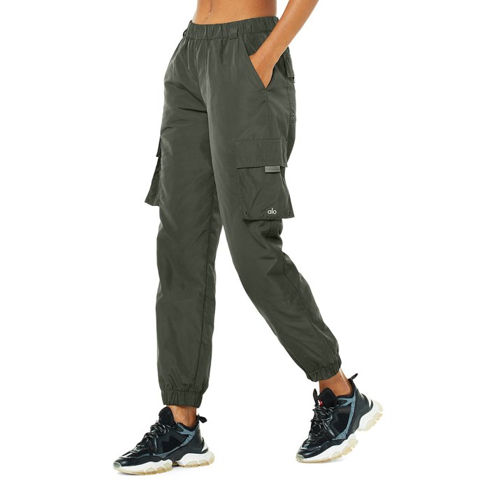20 Best Sweatpants and Joggers for Women 13 womens-sweatpants-joggers-alo-cargo