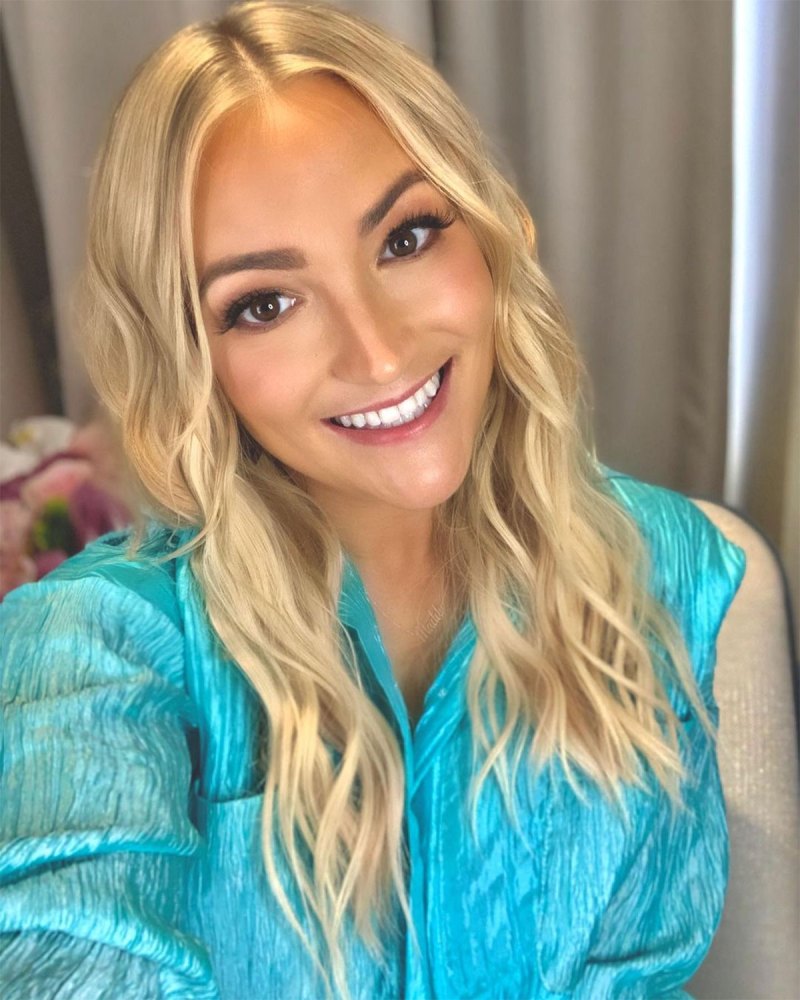 Jamie Lynn Spears Instagram Book Title Debacle Jamie Lynn Spears Breaks Down Over Britney Spears Call Her Daddy Podcast