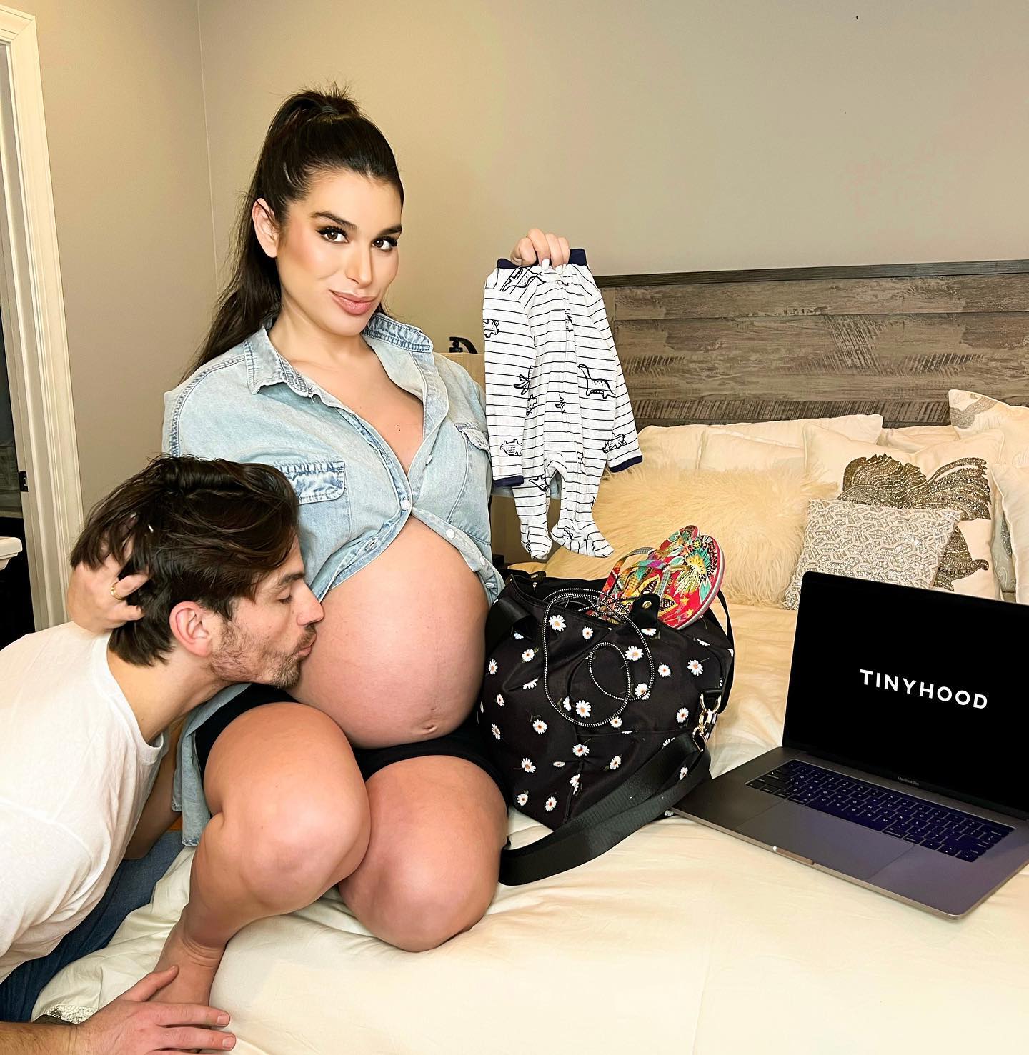 Bachelor in Paradises Pregnant Ashley Iaconettis Baby Bump Photos