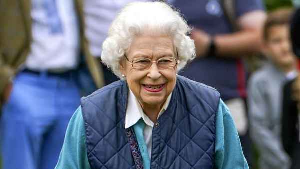 Queen Elizabeth Praises Toddler Who Dressed as Her for Halloween: You Look ’Splendid’