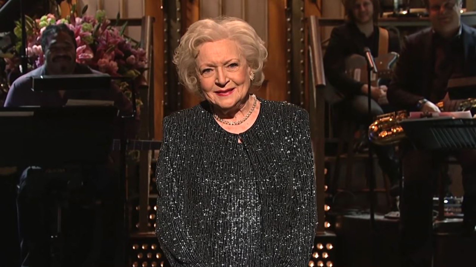 'Saturday Night Live' Airs 2010 Betty White Episode After Her Death: 'Rest in Peace'