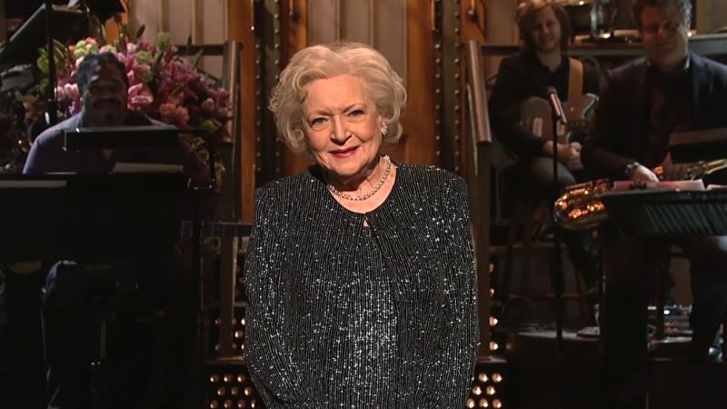 'Saturday Night Live' Airs 2010 Betty White Episode After Her Death: 'Rest in Peace'