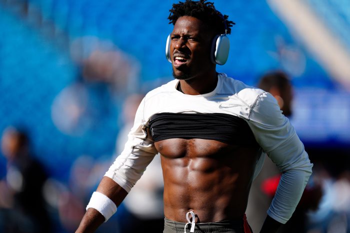 Tampa Bay Buccaneers' Antonio Brown Goes Viral After Removing Jersey Amid Game Exit