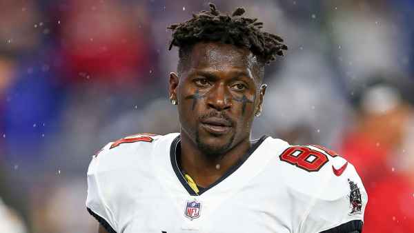 Tampa Bay Buccaneers' Antonio Brown Goes Viral After Removing Jersey Amid Game Exit