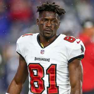 Tampa Bay Buccaneers' Antonio Brown Goes Viral After Removing Jersey Amid Game Exit
