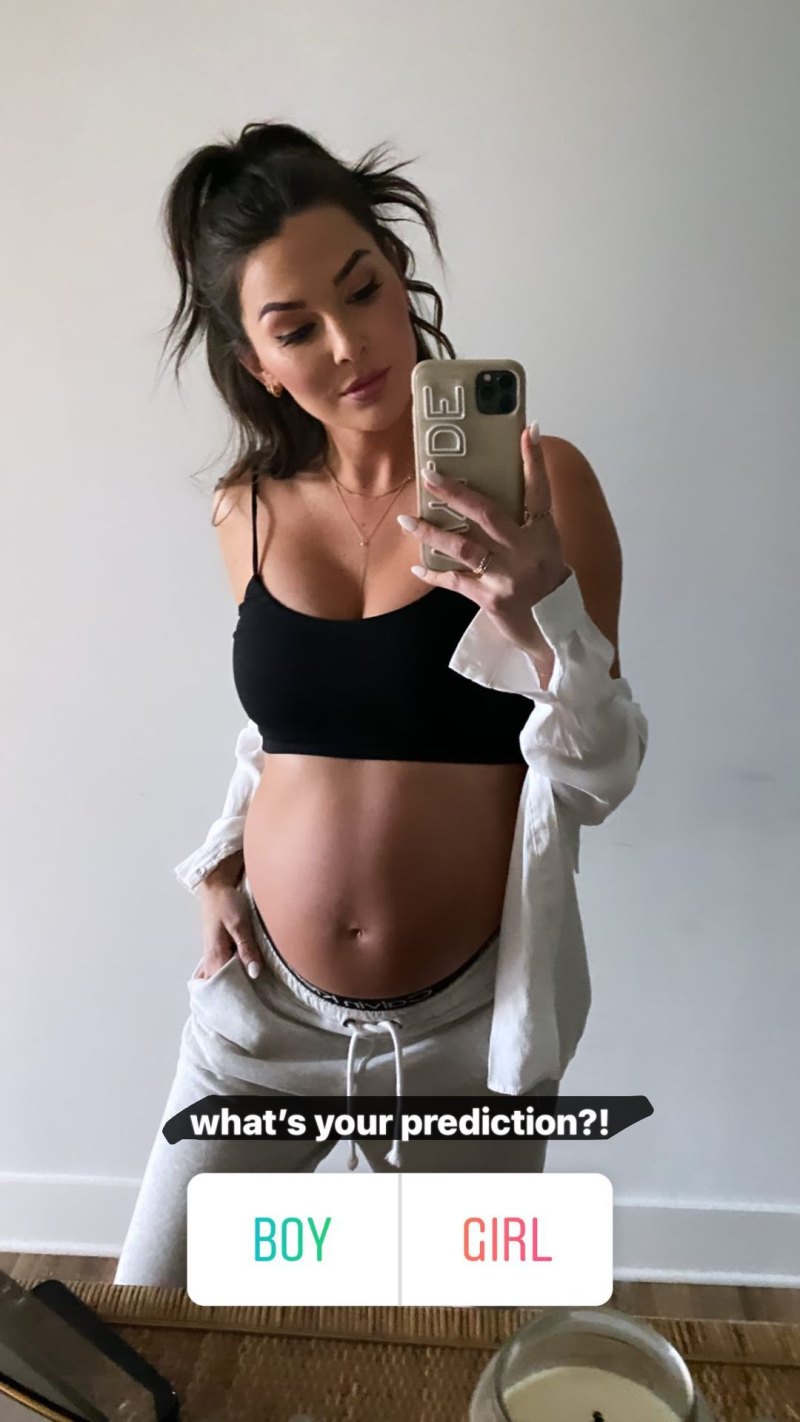 Bare 'BiP' Bump! Pregnant Jen Saviano Snaps Mirror Selfie Ahead of 1st Baby