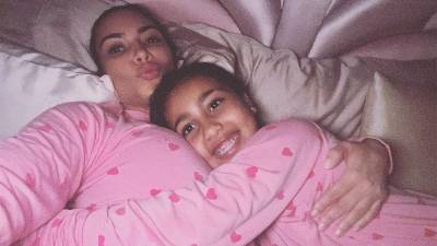 Kim Kardashian et North West TWIN en pyjama rose