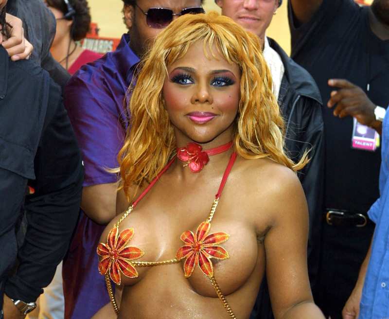 Lil' Kim: How Her Face Has Changed Through the Years 2001 MTV Music Awards