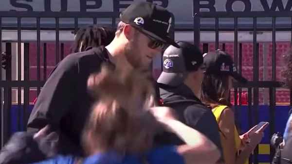 Matthew and Kelly Stafford Reflect on Awful Moment When Rams Photographer Fell Off Parade Float 5