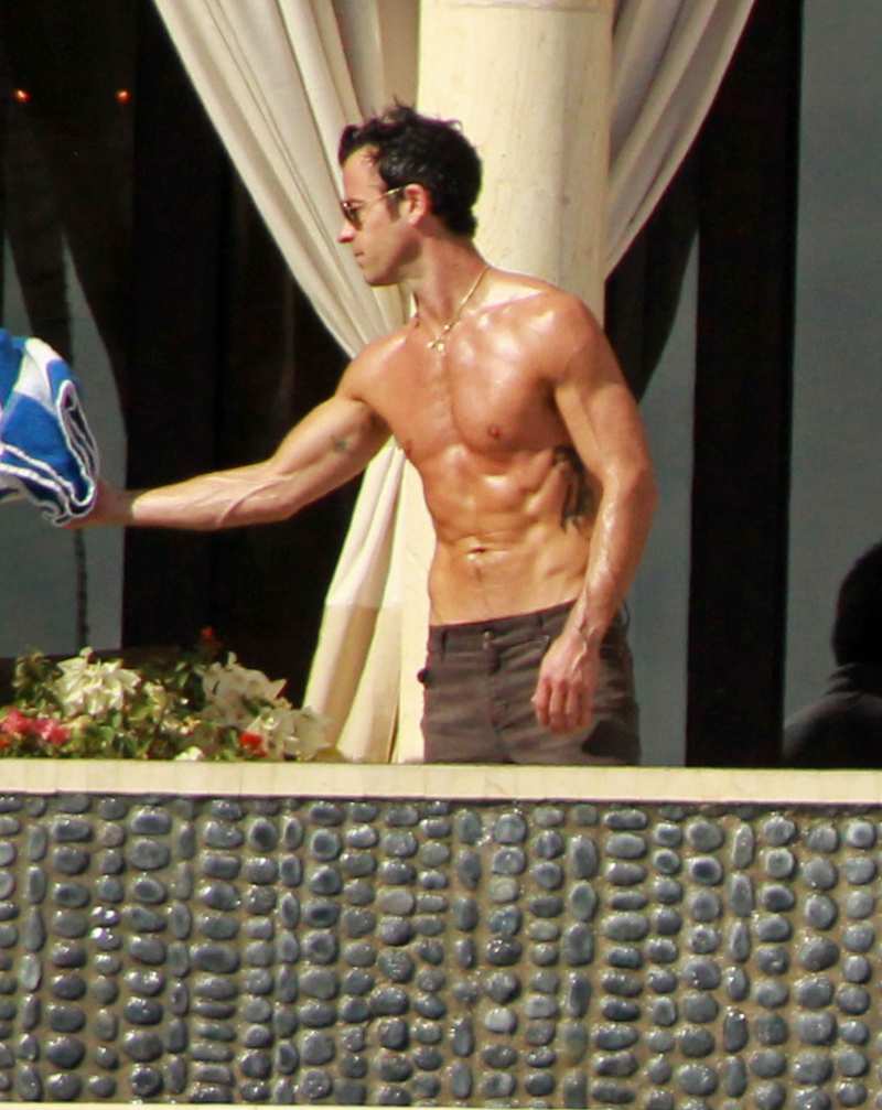Shirtless Hunks Hot Celebs and Their Insane Physiques Justin Theroux 2013