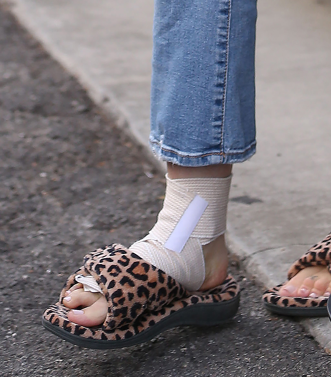 sofia-vergara-injured-ankle-vionic-slippers
