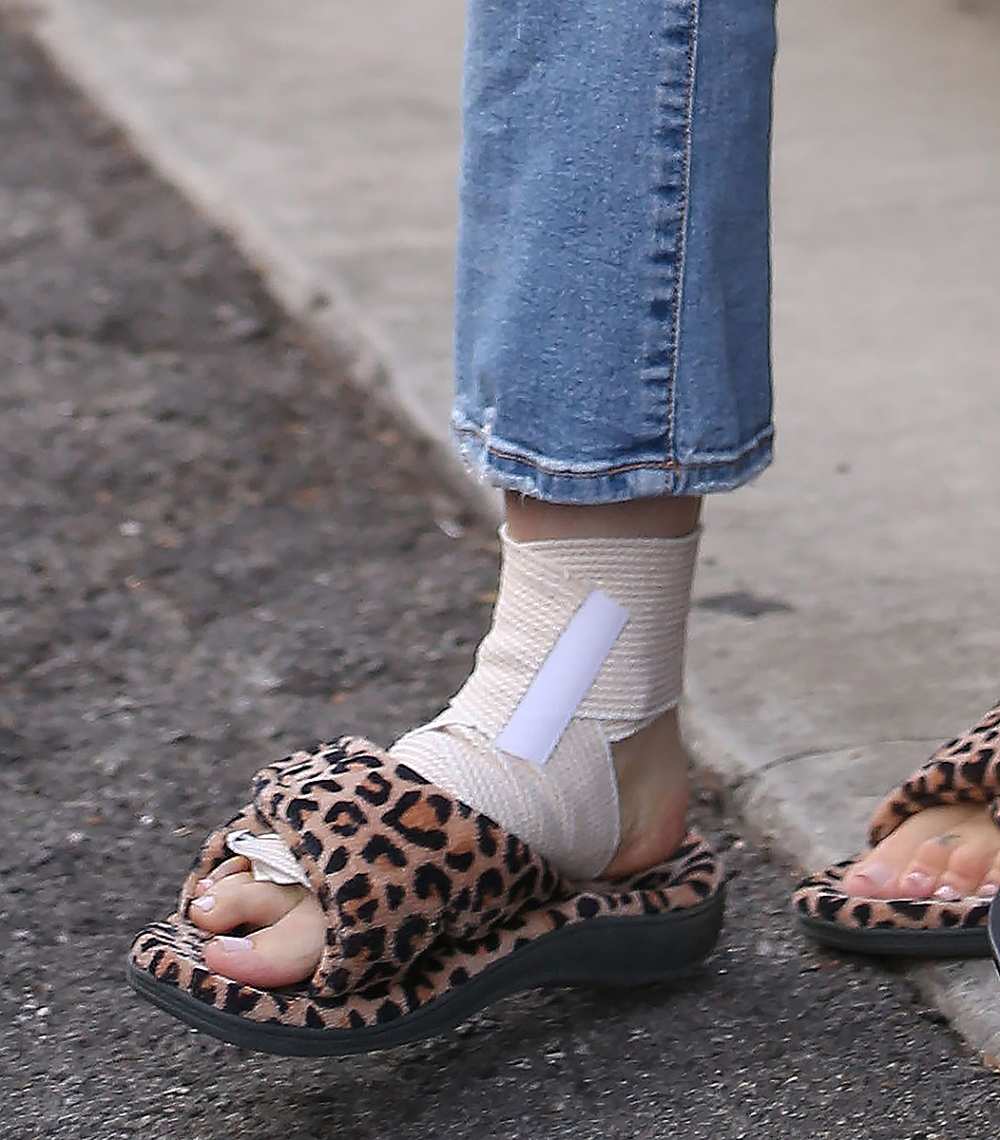 Sofia Vergara Wore These Vionic Relax Leopard Print Slippers | UsWeekly