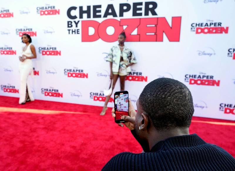 Gabrielle Union and Dwyane Wade Pose With Daughters Zayn and Kaavia at Cheaper By the Dozen Premiere 07