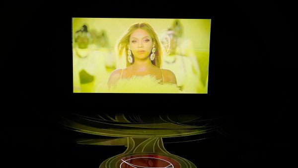 Green Goddess Beyonce Kicks Off Oscars With King Richard Performance
