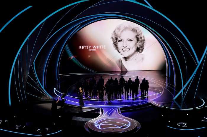 How Jamie Lee Curtis Oscars 2022 Dress Honors Betty White