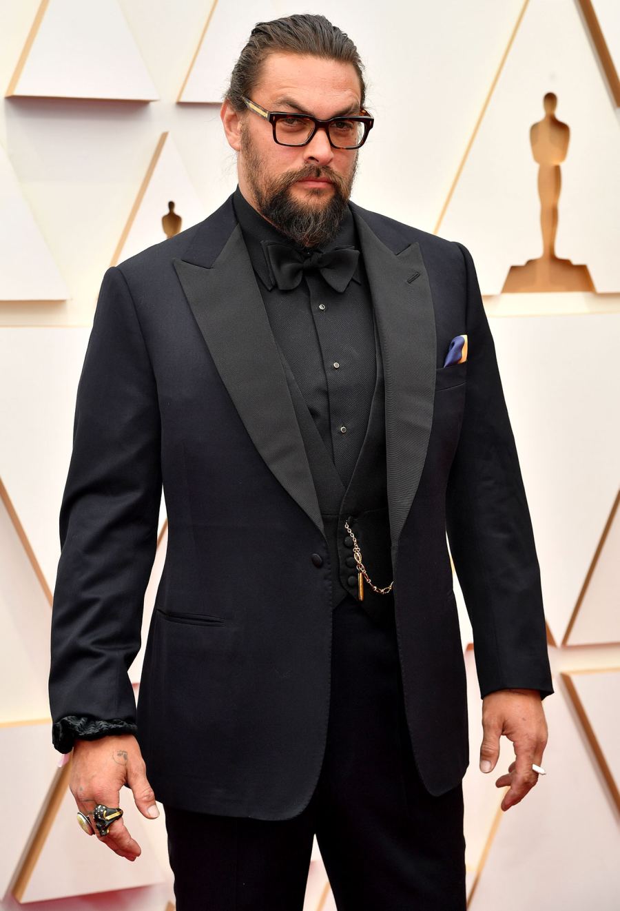Jason Momoa Hits the 2022 Oscars Red Carpet Solo After Lisa Bonet Split 1