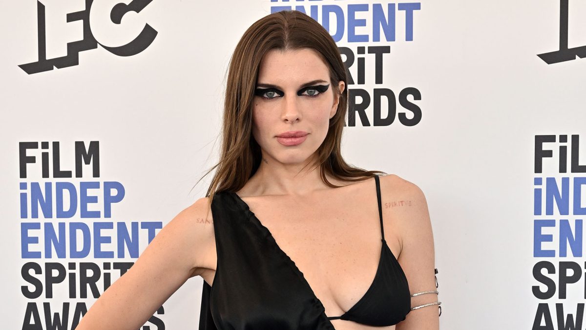 Julia Fox Turns a 3 Tank Into a DIY Low Rise Set and Fans Are Totally Losing It