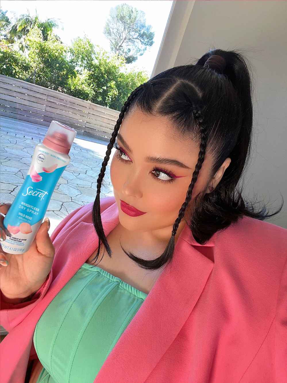 Rihanna&rsquo;s Makeup Is Just as &lsquo;Adventurous&rsquo; as Her Maternity Fashion: &lsquo;She&rsquo;s Never Confined by Society&rsquo;