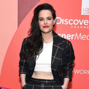 Schitts Creeks Emily Hampshire Jokes Stevie Might Be Pregnant in Possible Movie