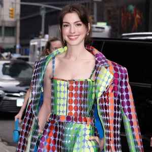 Throwback Anne Hathaway Ripped Her Pants 3 Times While Secretly Pregnant