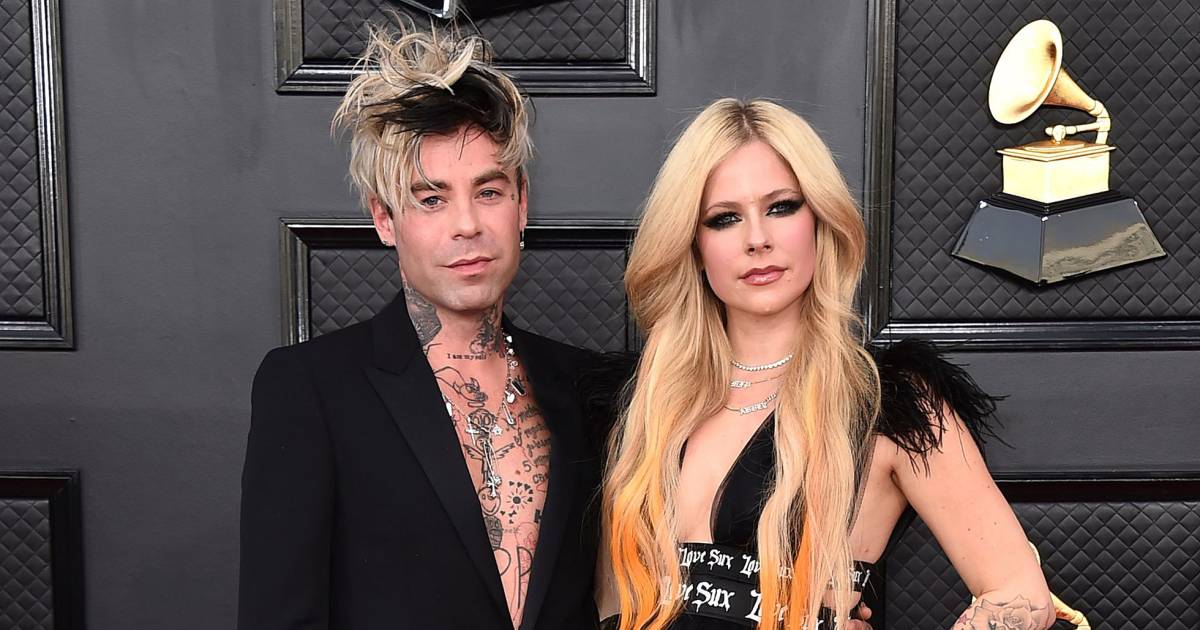 Avril Lavigne Mod Sun Are Engaged After 1 Year Of Dating Details 
