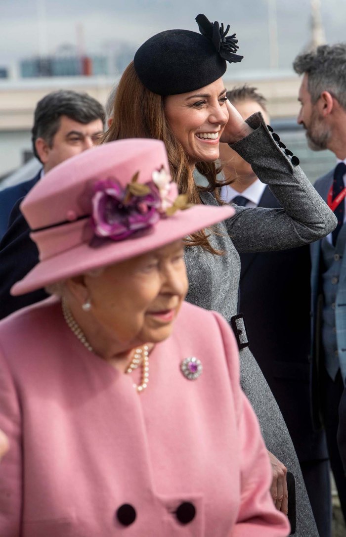 Faldas de color Cómo influye la duquesa Kate en el estilo de la reina Isabel II