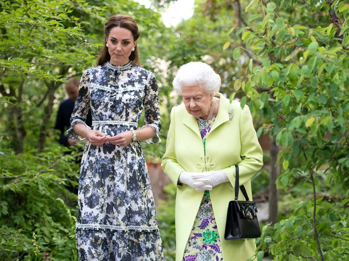 Faldas de color Cómo influye la duquesa Kate en el estilo de la reina Isabel II