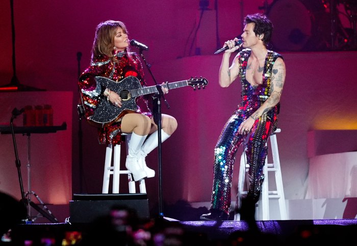 Harry Styles Duets With 'Starstruck' Shania Twain During Coachella Day 1, Debuts New Song