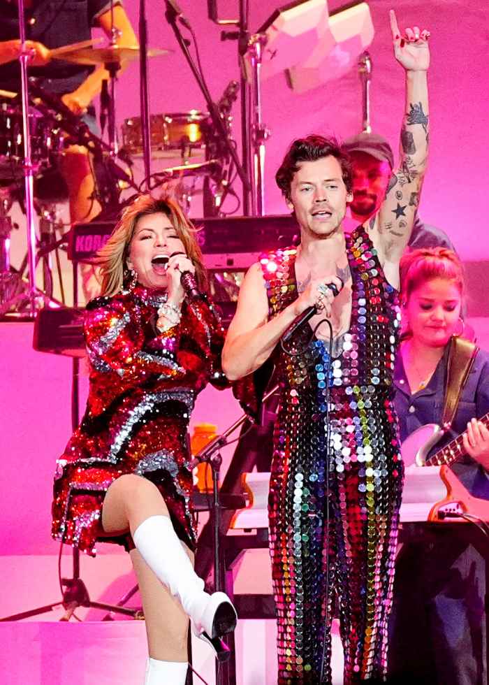 Harry Styles Duets With 'Starstruck' Shania Twain During Coachella Day 1, Debuts New Song
