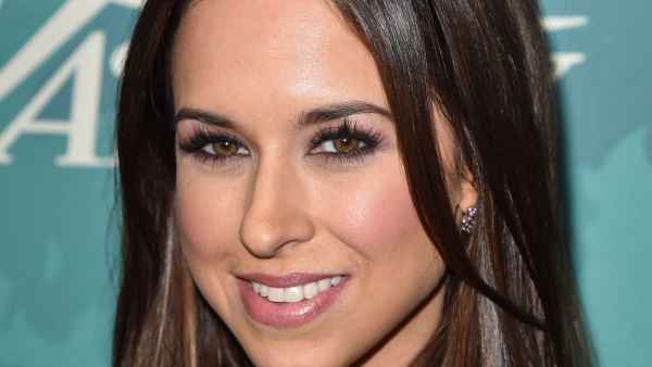 Lacey Chabert Marries Boyfriend With Kaley Cuoco and Ali Fedotowsky In Attendance