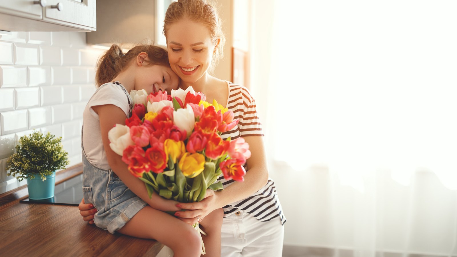 Мамины цветочки слова. Цветы для мамы. Ребенок дарит цветы маме. Букет для мамы и Дочки. С днем матери цветы.