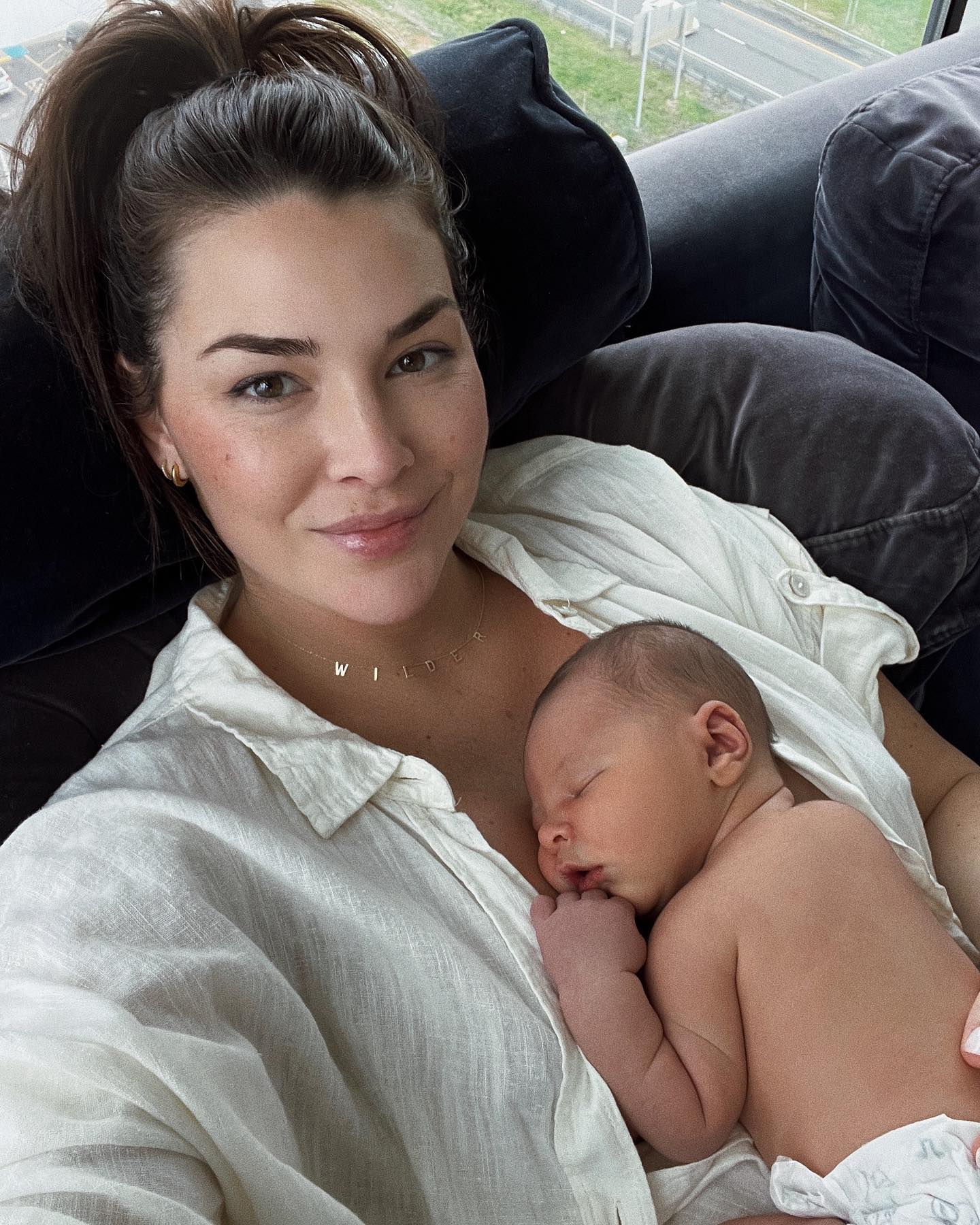 Rachel Bilson, More Celebrity Moms Pumping Breast Milk Photos pic