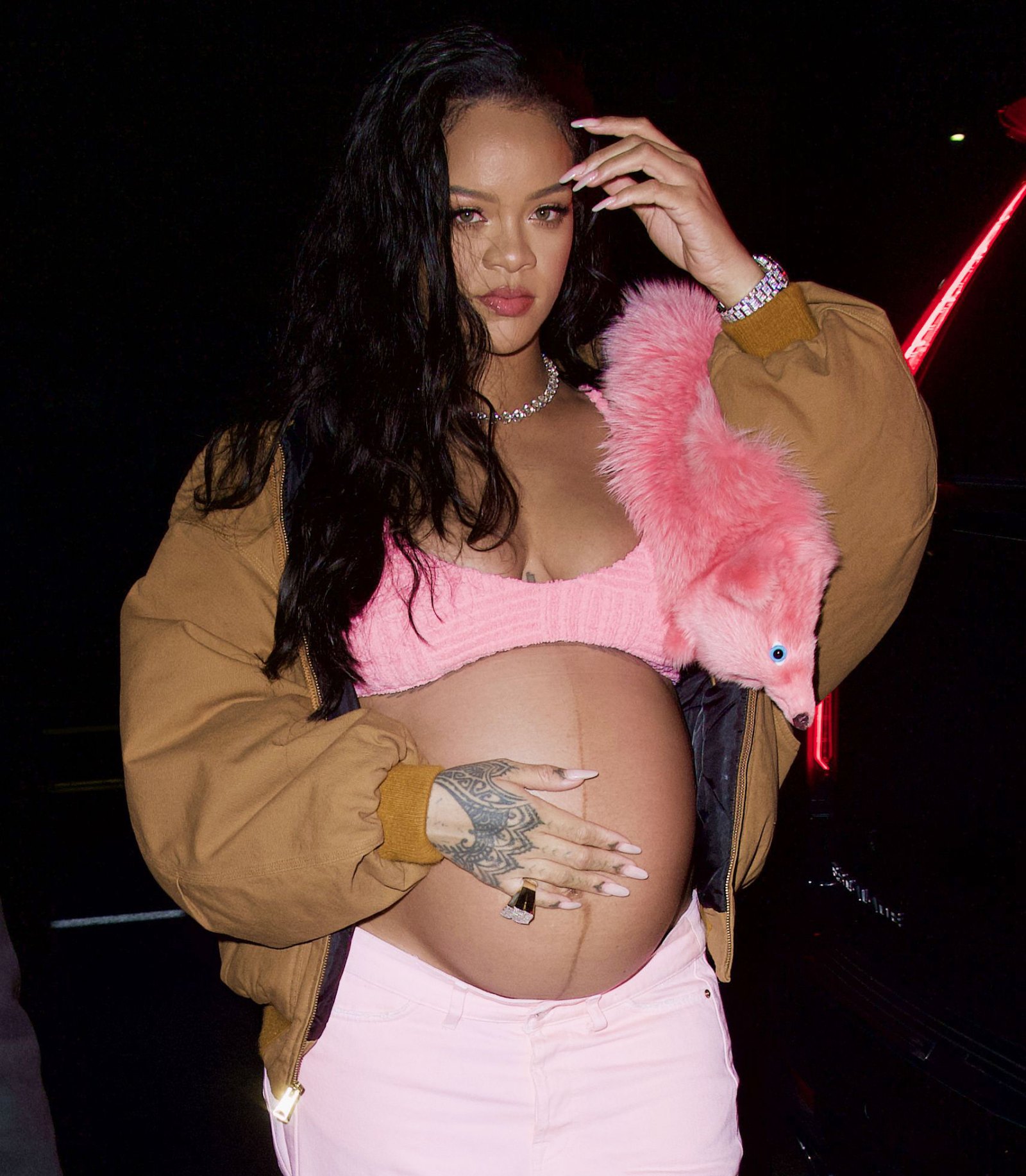 Pregnant Rihanna's Baby Bump Album Ahead of 1st Child: Photos