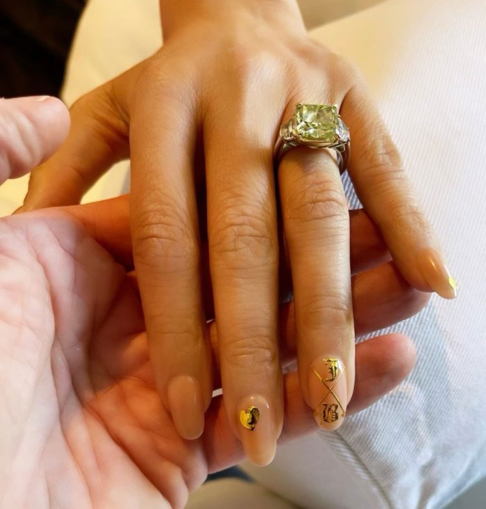 ¡Una cosa para siempre!  Jennifer Lopez lleva sus iniciales y las de Ben Affleck en sus uñas