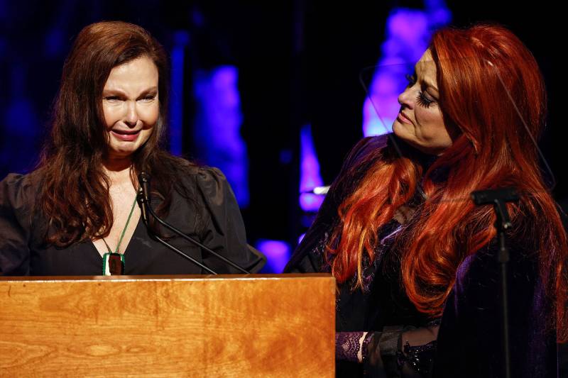 Ashley Judd and Wynonna Judd Tearfully Honor Late Mom Naomi Judd at Country Hall of Fame Induction 1 Day After Her Death 4