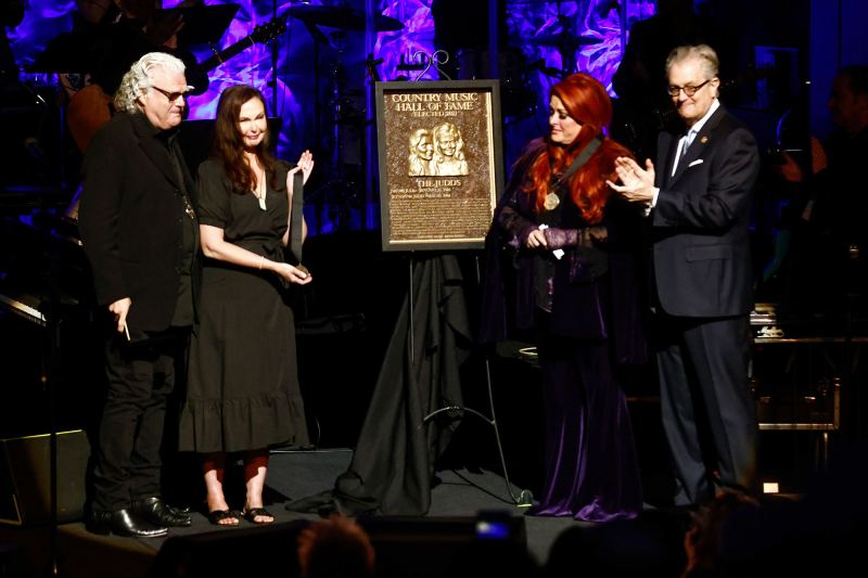 Ashley Judd and Wynonna Judd Tearfully Honor Late Mom Naomi Judd at Country Hall of Fame Induction 1 Day After Her Death 5