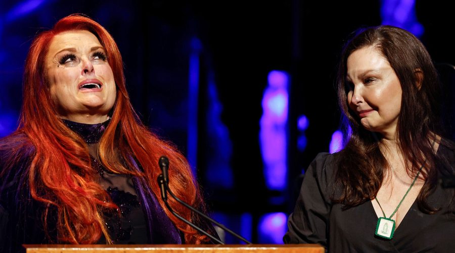 Ashley Judd and Wynonna Judd Tearfully Honor Late Mom Naomi Judd at Country Hall of Fame Induction 1 Day After Her Death 6