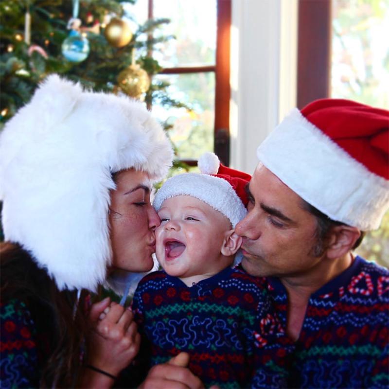 Album de famille de John Stamos et Caitlin McHugh pour le premier Noël de bébé avec son fils Billy au fil des ans