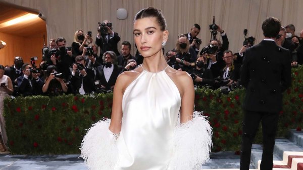 Going Solo Hailey Baldwin Walks Red Carpet Without Justin Bieber Met Gala