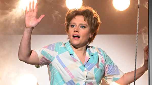 Kate McKinnon Tearfully Says Goodbye to Alien Abduction Character, 'SNL' Tenure in Finale Cold Open