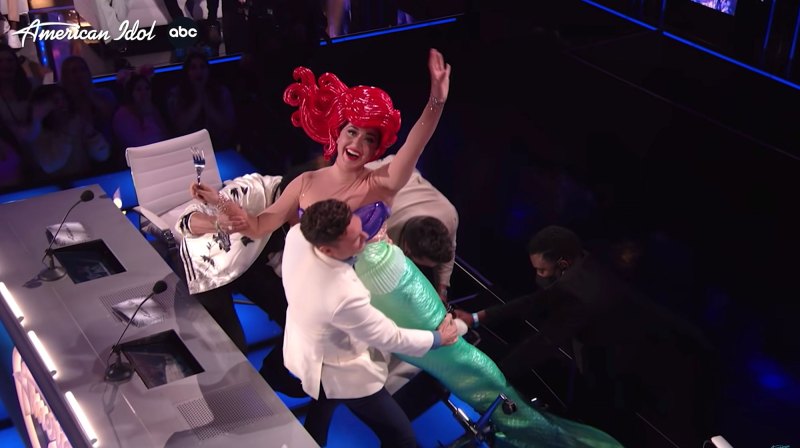 Katy Perry Wipes Out on American Idol While Dressed as Ariel Little Mermaid 3