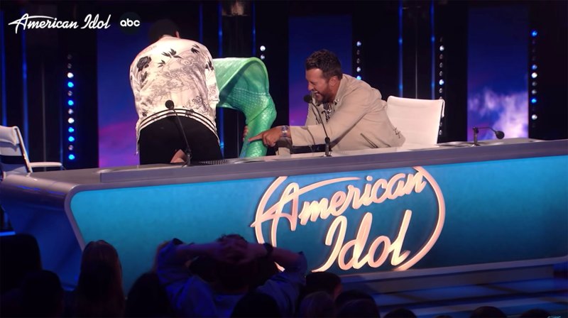 Katy Perry Wipes Out on American Idol While Dressed as Ariel Little Mermaid 7