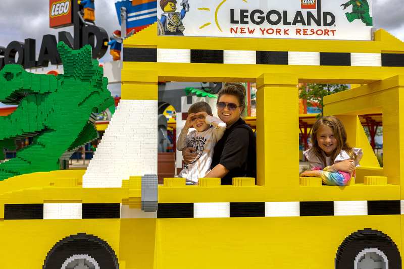 Kelly Clarkson Takes Kids River and Remy to Legoland Theme Park 3